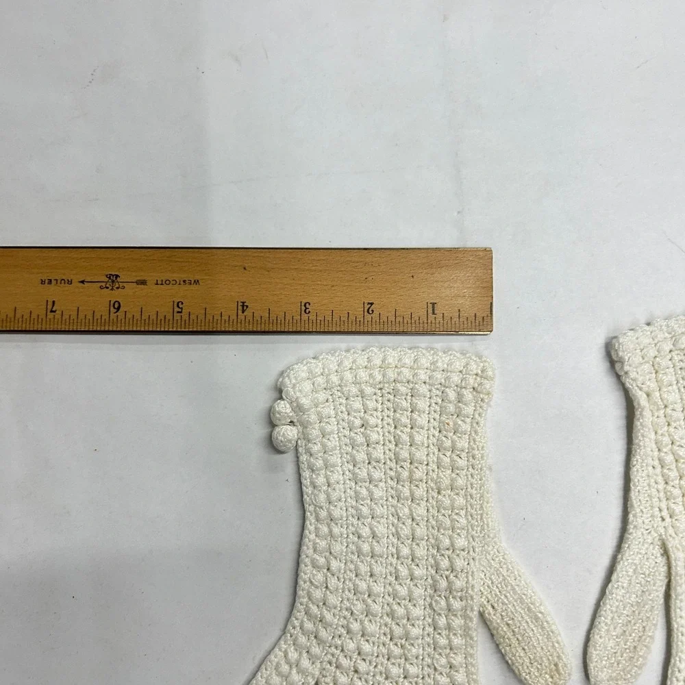 Vintage Victorian Dainty Crochet Knit Pom Pom Wrist Length Gloves S Cream